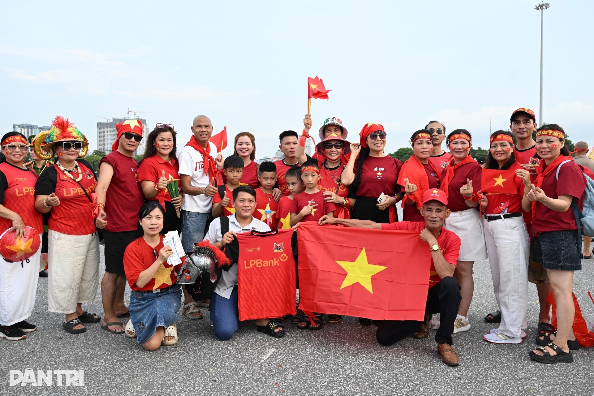Mỹ Đình nóng rực trước giờ bóng lăn, CĐV hò hét cổ vũ tuyển Việt Nam - 5 Mỹ Đình nóng rực trước giờ bóng lăn, CĐV hò hét cổ vũ tuyển Việt Nam - 5
