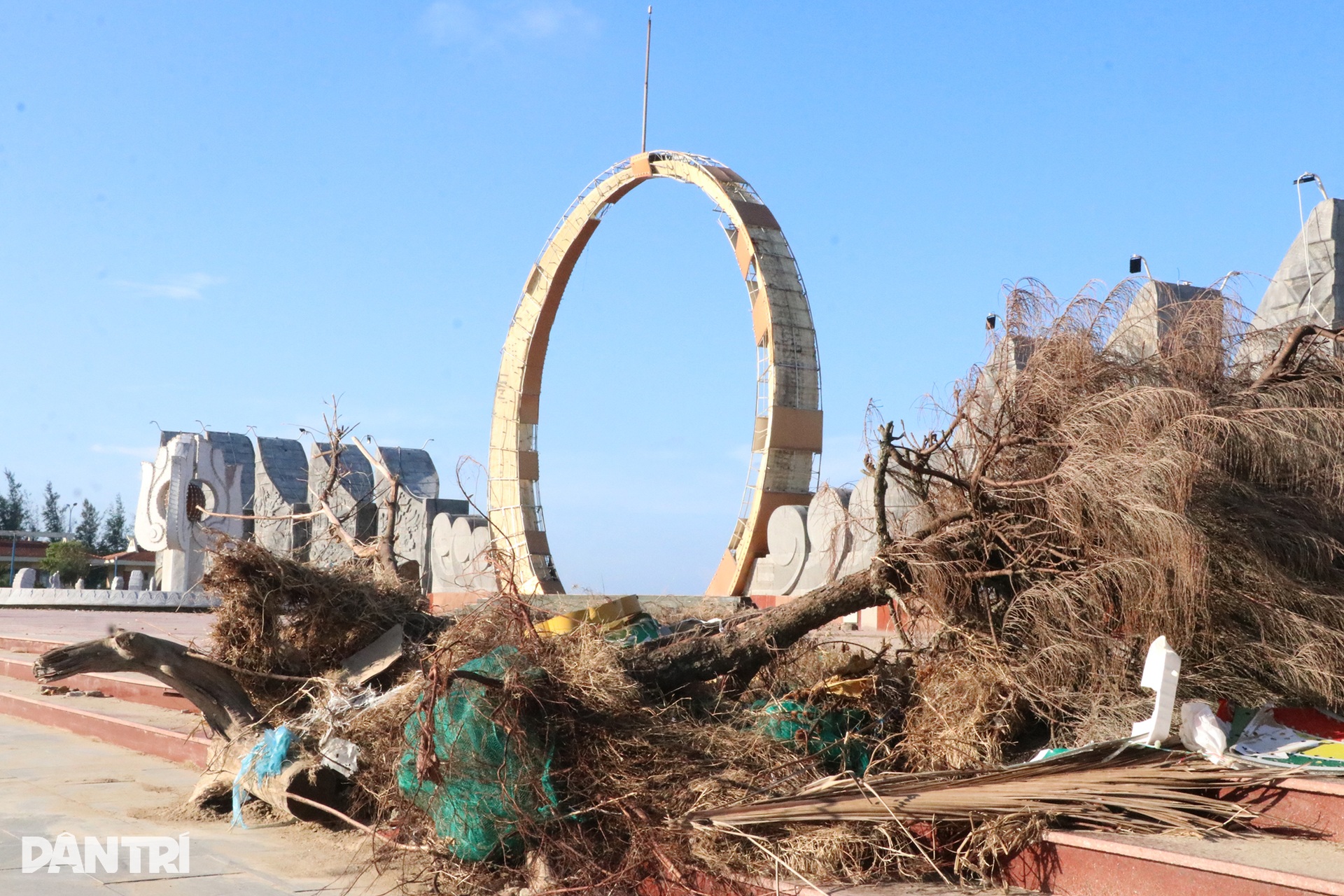 Quảng trường biển tan tác sau bão Bualoi - 2 Quảng trường biển tan tác sau bão Bualoi - 2