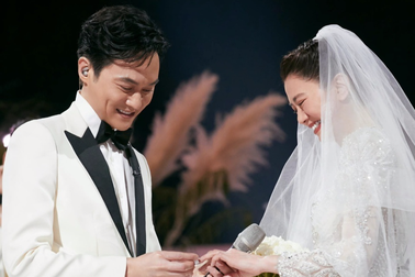 Sau gần 20 năm kết hôn, cựu hoa hậu Viên Vịnh Nghi lần đầu mặc váy cưới