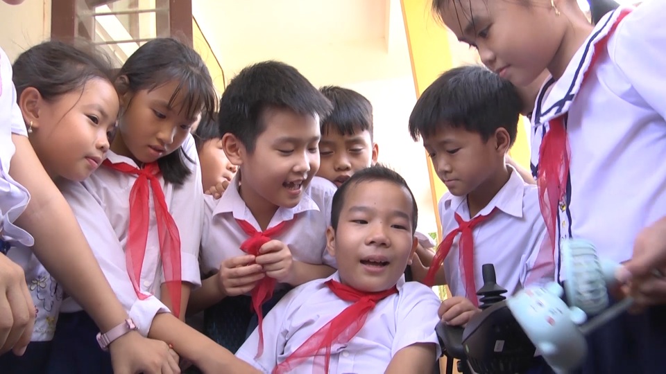 Cậu học trò 9 tuổi viết ước mơ bằng đôi chân tật nguyền - 10 Cậu học trò 9 tuổi viết ước mơ bằng đôi chân tật nguyền - 10