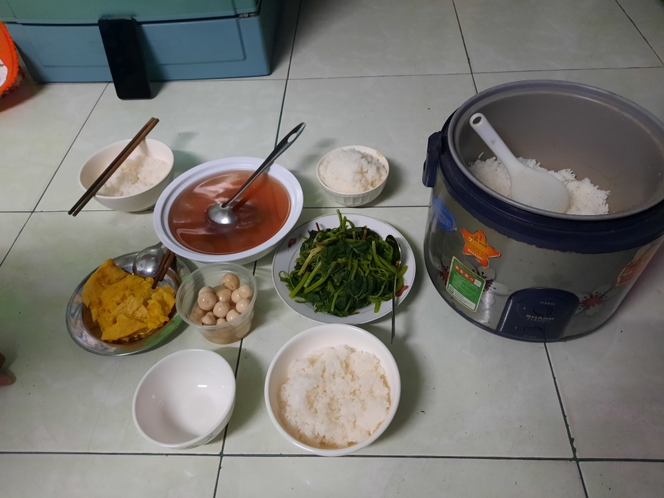 TPHCM: Bữa cơm không thịt của công nhân bị giảm lương vì Covid-19 - 8 TPHCM: Bữa cơm không thịt của công nhân bị giảm lương vì Covid-19 - 8