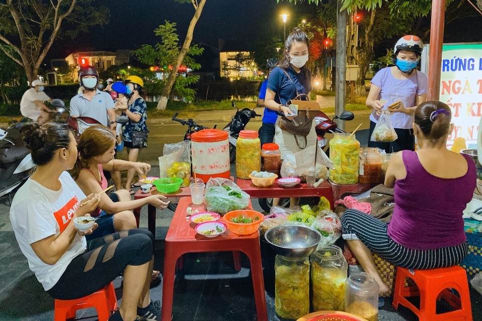 Độc lạ món trứng vịt lộn bóp, khách phải chờ tới lượt để thưởng thức - 4 Độc lạ món trứng vịt lộn bóp, khách phải chờ tới lượt để thưởng thức - 4
