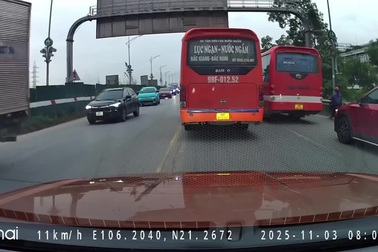 Ô tô khách lạng lách trên quốc lộ, quyết không cho xe bán tải vượt lên