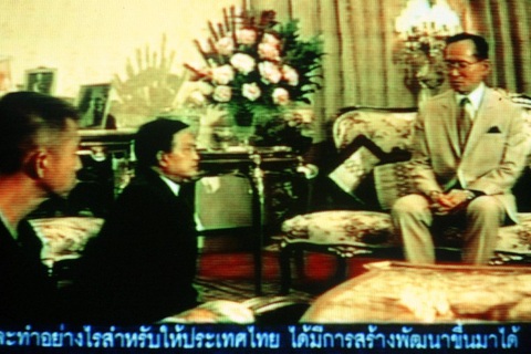 Tướng đảo chính quỳ phục Quốc vương - bức ảnh chấn động lịch sử Thái Lan