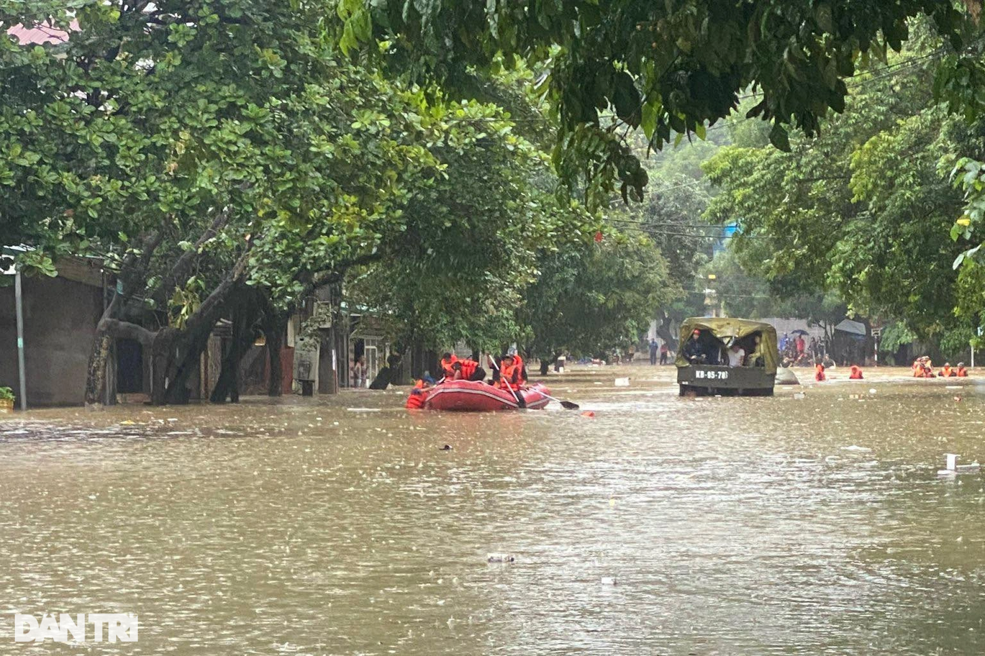 Ô tô mắc kẹt trên phố, nhà cửa ngập trong biển nước ở TP Hà Giang  - 11