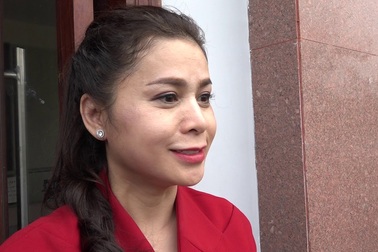 Bà Lê Hoàng Diệp Thảo trả lời báo chí sau phiên tòa