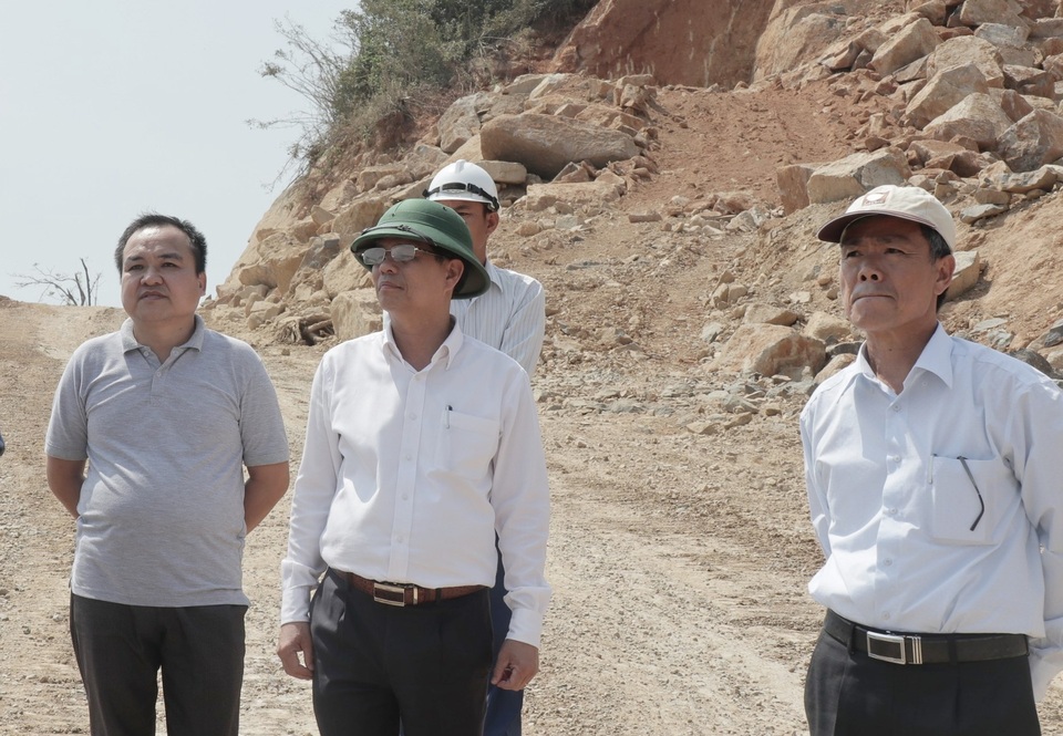 Dự án được dùng 64 tấn thuốc nổ: Chỗ đó phải trồng rừng chứ sao lại xẻ núi! - 3 Dự án được dùng 64 tấn thuốc nổ: Chỗ đó phải trồng rừng chứ sao lại xẻ núi! - 3