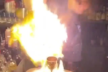 Màn pha chế đồ uống giống như đang... làm phép của nữ bartender