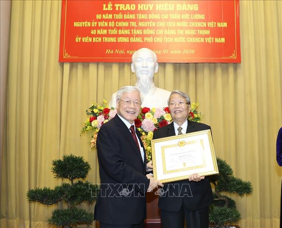 Tổng Bí thư dự lễ trao Huy hiệu 60 năm tuổi Đảng tặng nguyên Chủ tịch nước Trần Đức Lương - 1 Tổng Bí thư dự lễ trao Huy hiệu 60 năm tuổi Đảng tặng nguyên Chủ tịch nước Trần Đức Lương - 1