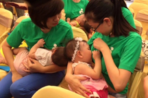 Tiếp thị sữa công thức "bủa vây" các bà mẹ và nhân viên y tế