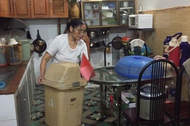 Hà Nội: Mưa lớn, nước cống và rác bủa vây hàng trăm ngôi nhà ở Yên Hòa