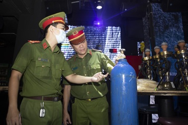 Gần 100 cảnh sát kiểm tra quán bia club ở phố đi bộ Bùi Viện