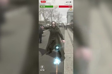 Giao diện thực tế khi chơi Harry Potter: Wizards Unite, khi người chơi phải thực hiện các nhiệm vụ