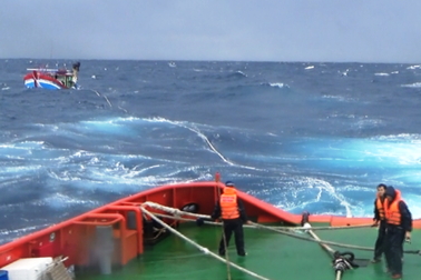 15 ngư dân đang gặp nguy trên biển vì tàu hỏng máy