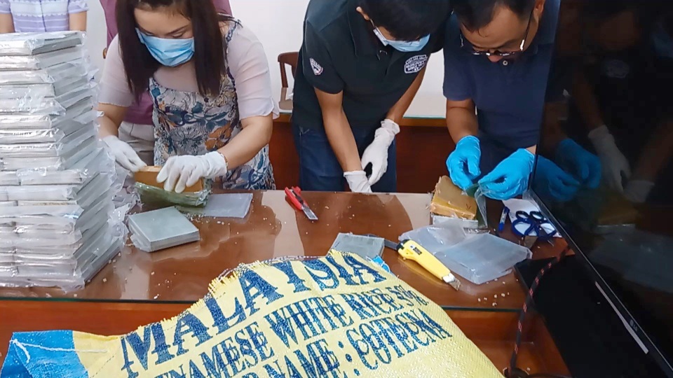 Khen thưởng chuyên án phá đường dây hàng nghìn bánh heroin tại TPHCM - 2 Khen thưởng chuyên án phá đường dây hàng nghìn bánh heroin tại TPHCM - 2