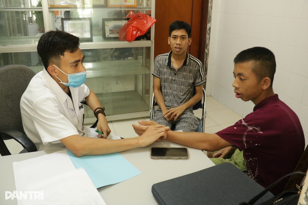 15 năm theo đuổi ngành y của bác sĩ nhiễm chất độc da cam cao 1m40 - 2 15 năm theo đuổi ngành y của bác sĩ nhiễm chất độc da cam cao 1m40 - 2