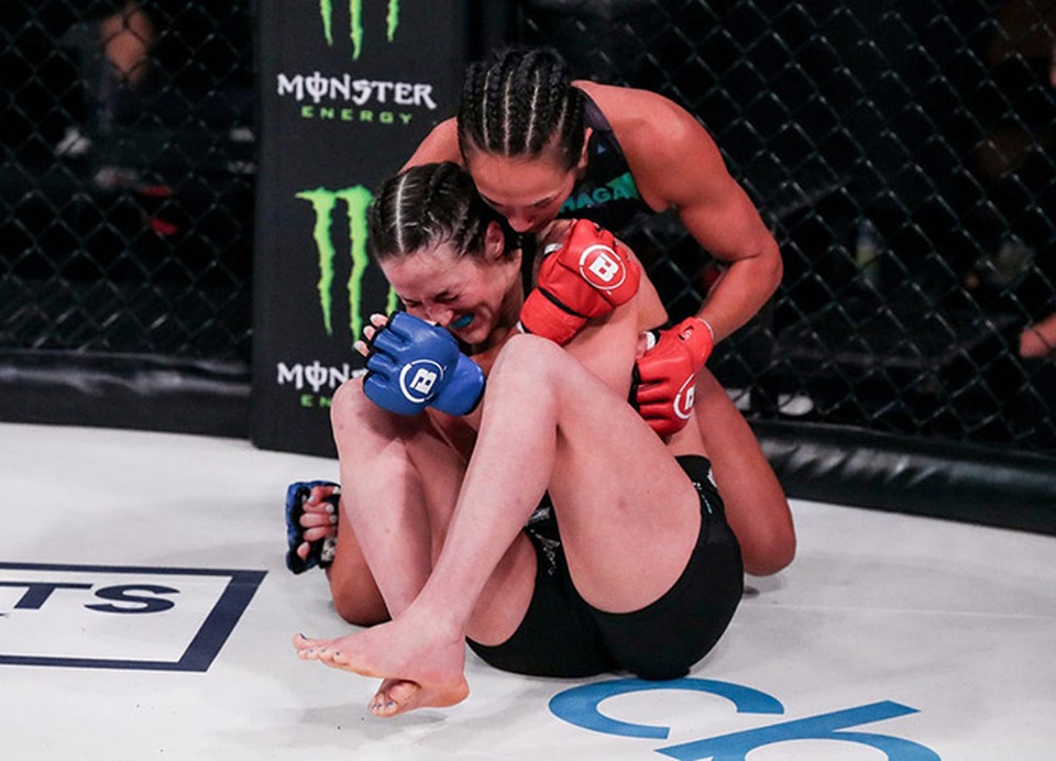 Người đẹp MMA hạ đo ván đối thủ bằng đòn siết cổ - 1 Người đẹp MMA hạ đo ván đối thủ bằng đòn siết cổ - 1