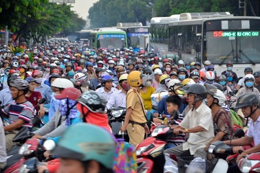 Tắc nghẹt 3 tiếng hướng cửa ngõ sân bay Tân Sơn Nhất