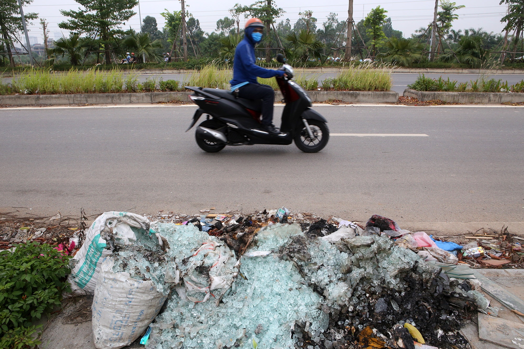 Rác ngổn ngang dọc tuyến đường nghìn tỷ giữa trung tâm Hà Nội - 7 Rác ngổn ngang dọc tuyến đường nghìn tỷ giữa trung tâm Hà Nội - 7
