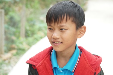 Cậu bé mồ côi cha "mổ lợn" góp tiền làm đường "cho mẹ đi làm đồng"