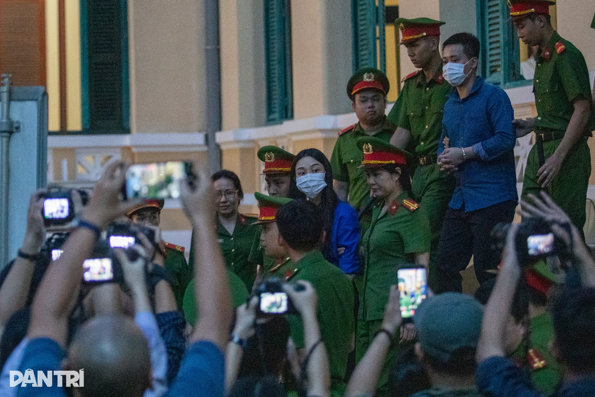 Hoa hậu Thùy Tiên vẫy tay chào người thân sau khi nhận án 2 năm tù - 12