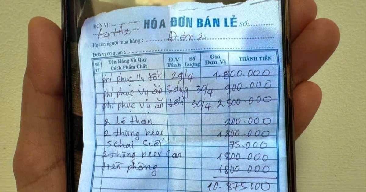 Bạn đọc Dân trí tranh luận thùng bia 900.000 đồng, phụ phí 5,2 triệu đồng