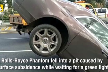 Hố tử thần “nuốt chửng” siêu xe Rolls-Royce trên đường phố Trung Quốc