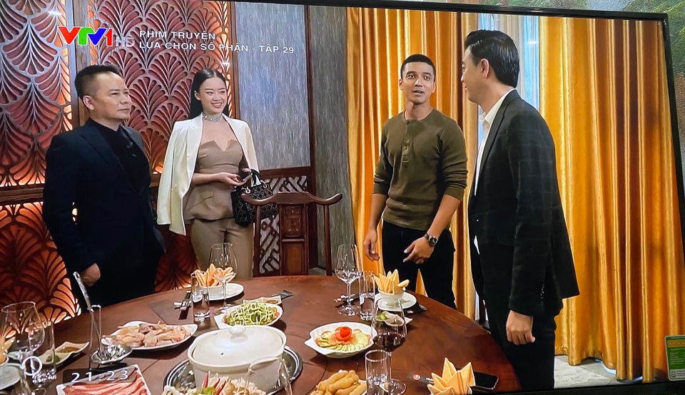 Tiết lộ về vai “trưởng phòng gợi cảm” của Hoàng Hải Thu trên phim giờ vàng - 2 Tiết lộ về vai “trưởng phòng gợi cảm” của Hoàng Hải Thu trên phim giờ vàng - 2