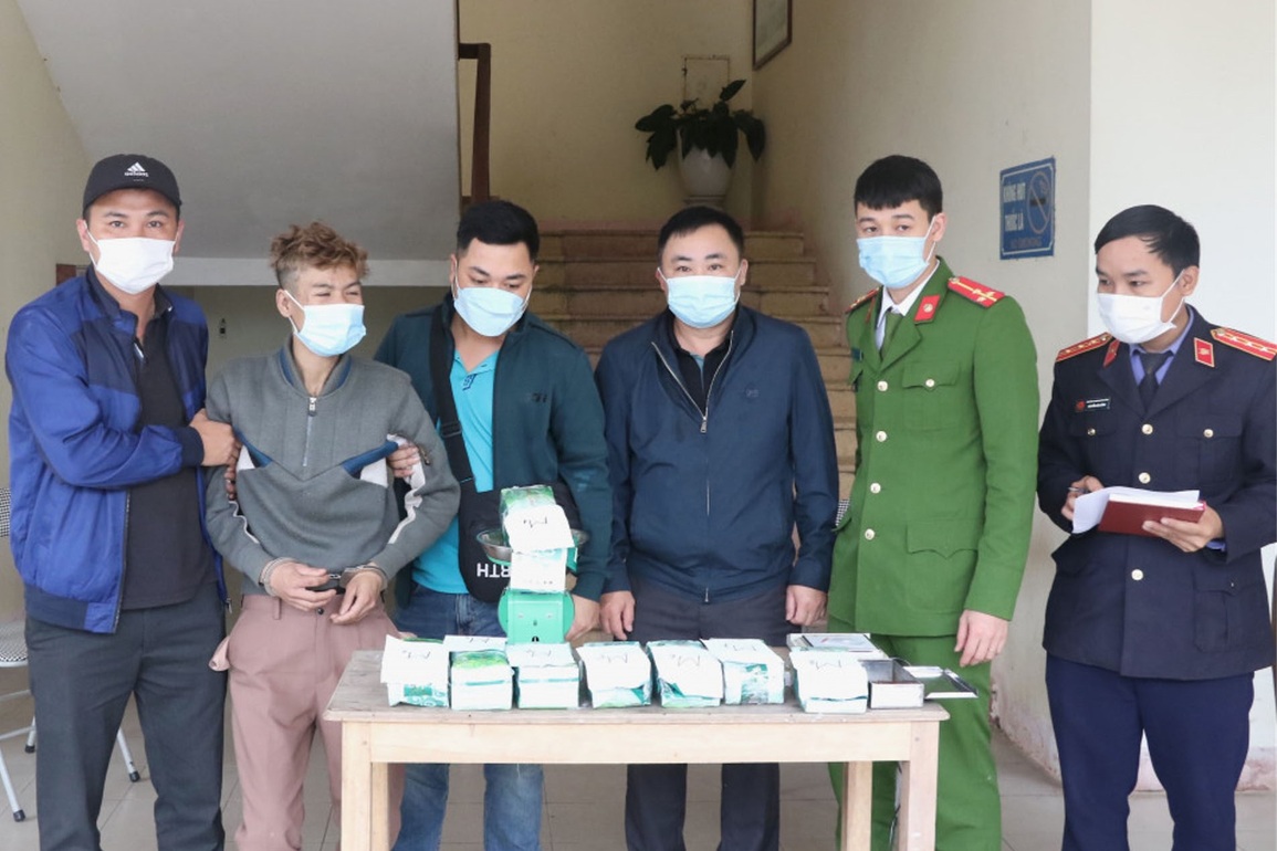Chở 9 kg ma túy, lao xe vào công an hòng thoát thân - 1 Chở 9 kg ma túy, lao xe vào công an hòng thoát thân - 1