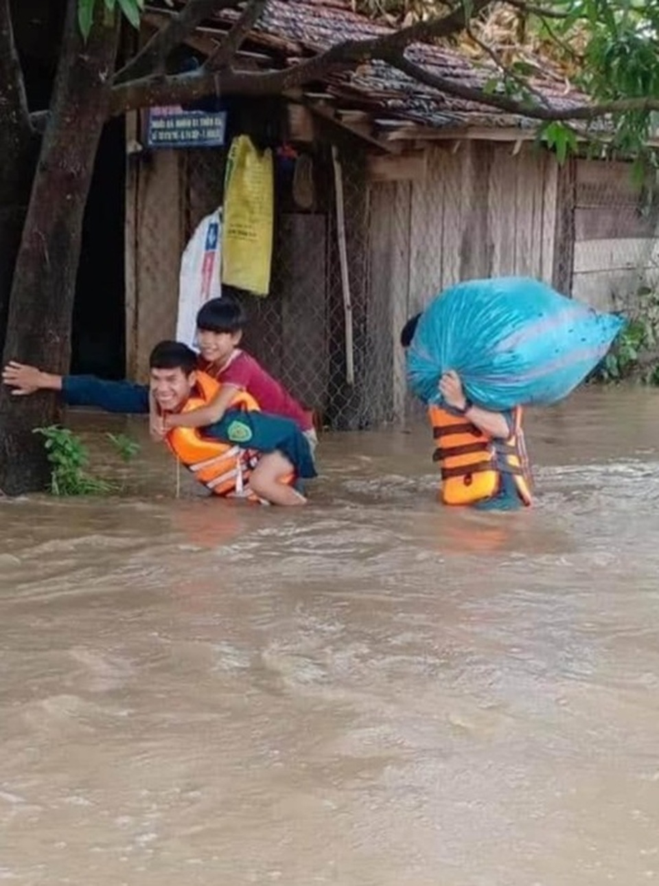 Mưa lớn kéo dài, toàn huyện Ea Súp ngập trong biển nước - 3 Mưa lớn kéo dài, toàn huyện Ea Súp ngập trong biển nước - 3