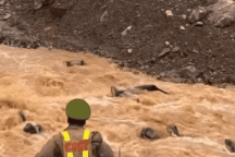 Thượng úy công an lao ra giữa dòng nước cứu 2 người bị lũ cuốn