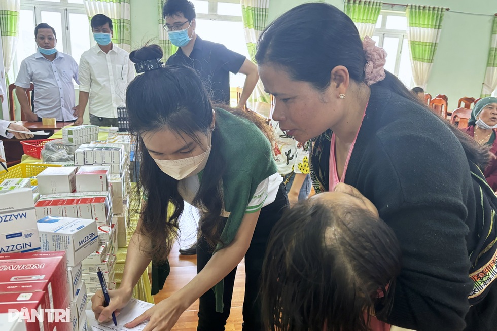 Chuyện đau lòng của những phụ nữ ẵm theo trẻ tay chân co quắp, mắt vô hồn - 6