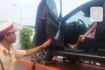 CSGT "cẩu" cả nữ tài xế cố thủ trong ô tô
