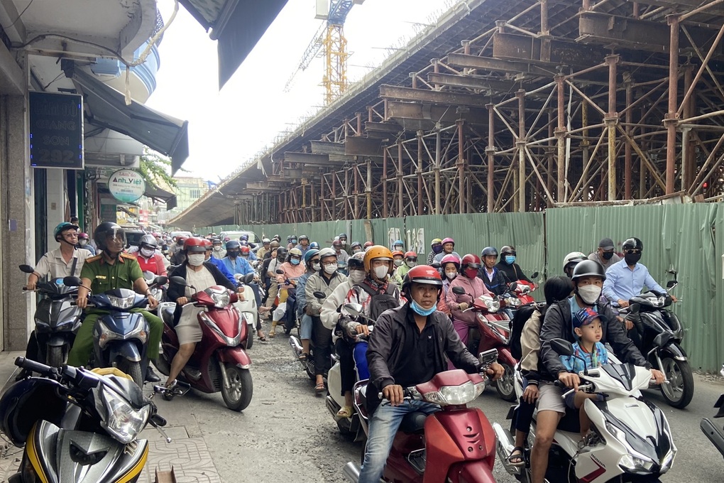 Thanh sắt lớn dài 2 mét rơi trúng đầu người đi đường - 2 Thanh sắt lớn dài 2 mét rơi trúng đầu người đi đường - 2