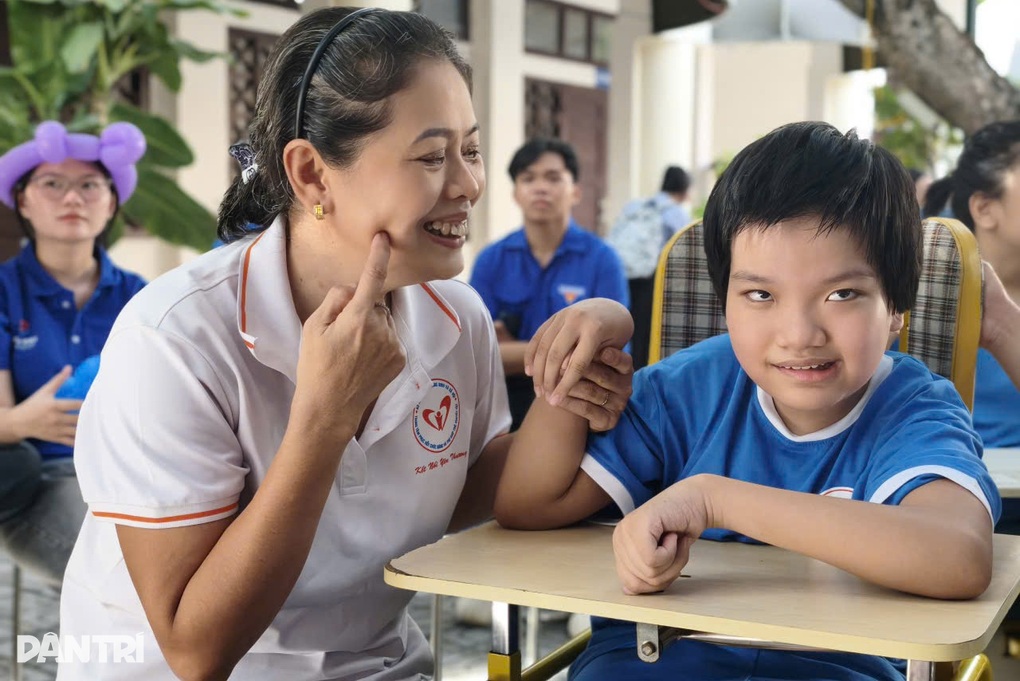 Lễ hội trăng rằm ấm áp của hàng trăm trẻ tự kỷ, mồ côi ở TPHCM - 2