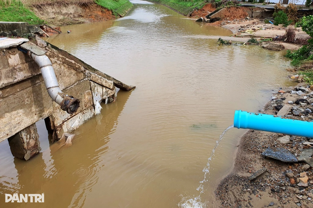 Lũ xé toạc đường ven biển Đà Nẵng - 6 Lũ xé toạc đường ven biển Đà Nẵng - 6