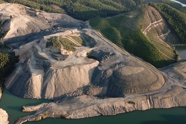 Khai thác than núp bóng nghĩa trang: Huyện Hoành Bồ "loanh quanh"