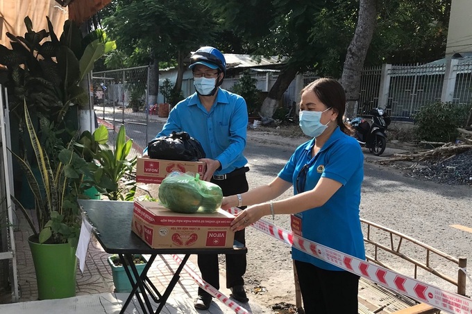 Tiền Giang: Tặng 200 phần quà cho giáo viên và học sinh ở khu phong tỏa, vùng cách ly - Ảnh 1.