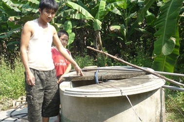 Hoang mang vì bị đổ thuốc diệt cỏ xuống giếng