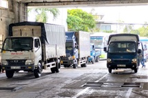 Nhiều xe chờ đăng kiểm ở Sóc Trăng, nhân viên làm việc đến 21h