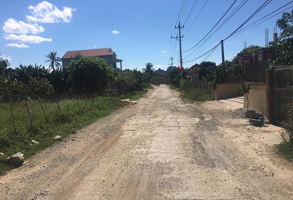 Quảng Bình: Dân khốn khổ vì con đường huyết mạch xuống cấp nghiêm trọng - 11 Quảng Bình: Dân khốn khổ vì con đường huyết mạch xuống cấp nghiêm trọng - 11