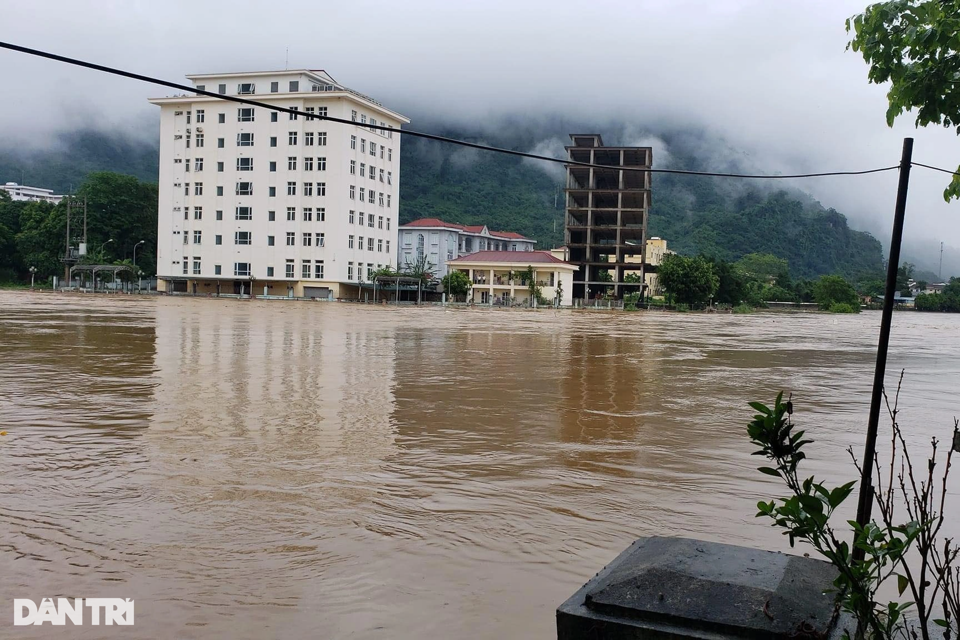 Ô tô mắc kẹt trên phố, nhà cửa ngập trong biển nước ở TP Hà Giang - 3 Ô tô mắc kẹt trên phố, nhà cửa ngập trong biển nước ở TP Hà Giang - 3