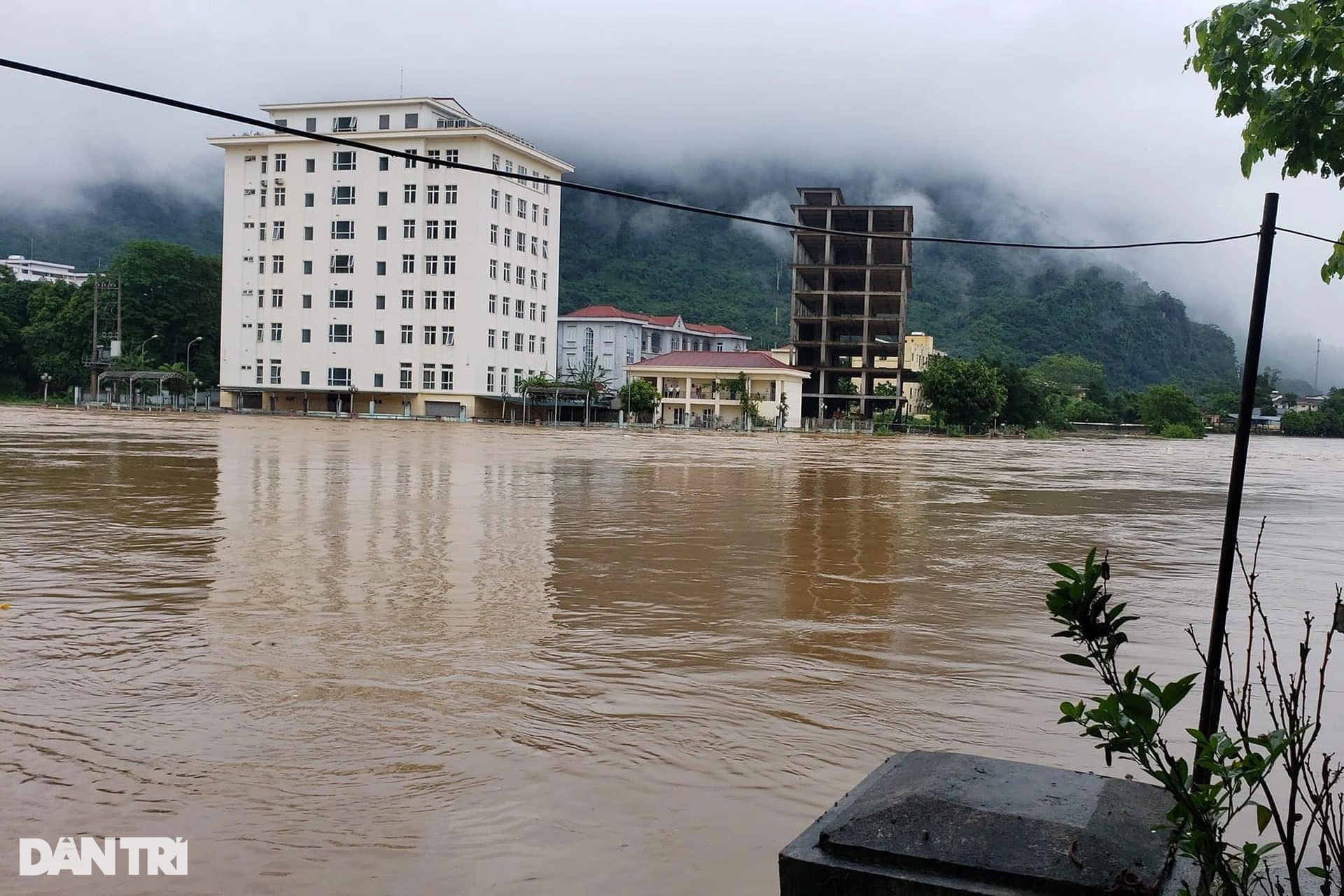 Ô tô mắc kẹt trên phố, nhà cửa ngập trong biển nước ở TP Hà Giang  - 3