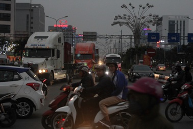 Cha mẹ học sinh "hoang mang" vì xe container vào phố