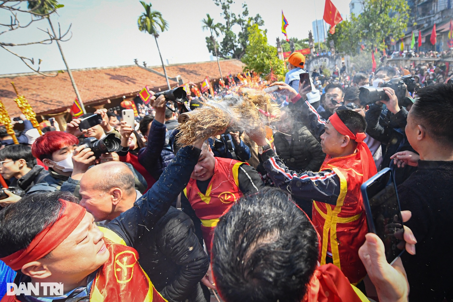 Cả làng chung tay giã gạo, thổi lửa thi nấu cơm giữa sân đình ở Hà Nội - 8 Cả làng chung tay giã gạo, thổi lửa thi nấu cơm giữa sân đình ở Hà Nội - 8