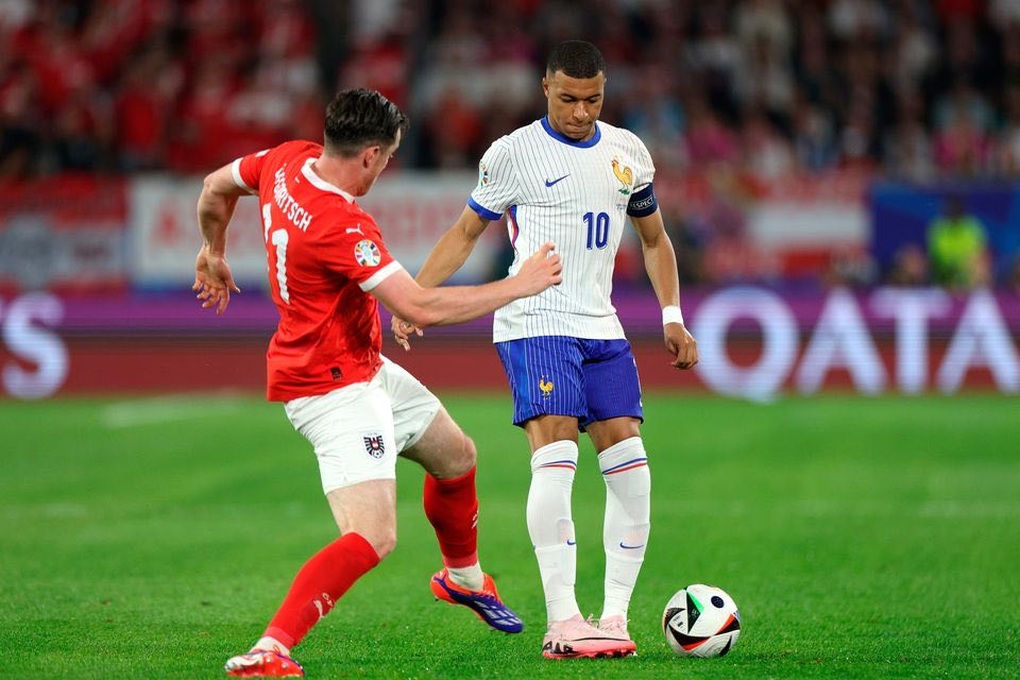 Hình ảnh trái ngược của Kylian Mbappe ở sân chơi Euro và World Cup - 1 Hình ảnh trái ngược của Kylian Mbappe ở sân chơi Euro và World Cup - 1
