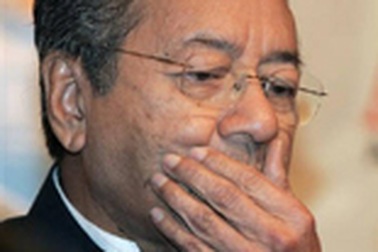 Cựu Thủ tướng Malysia bị tấn công bằng hạt tiêu