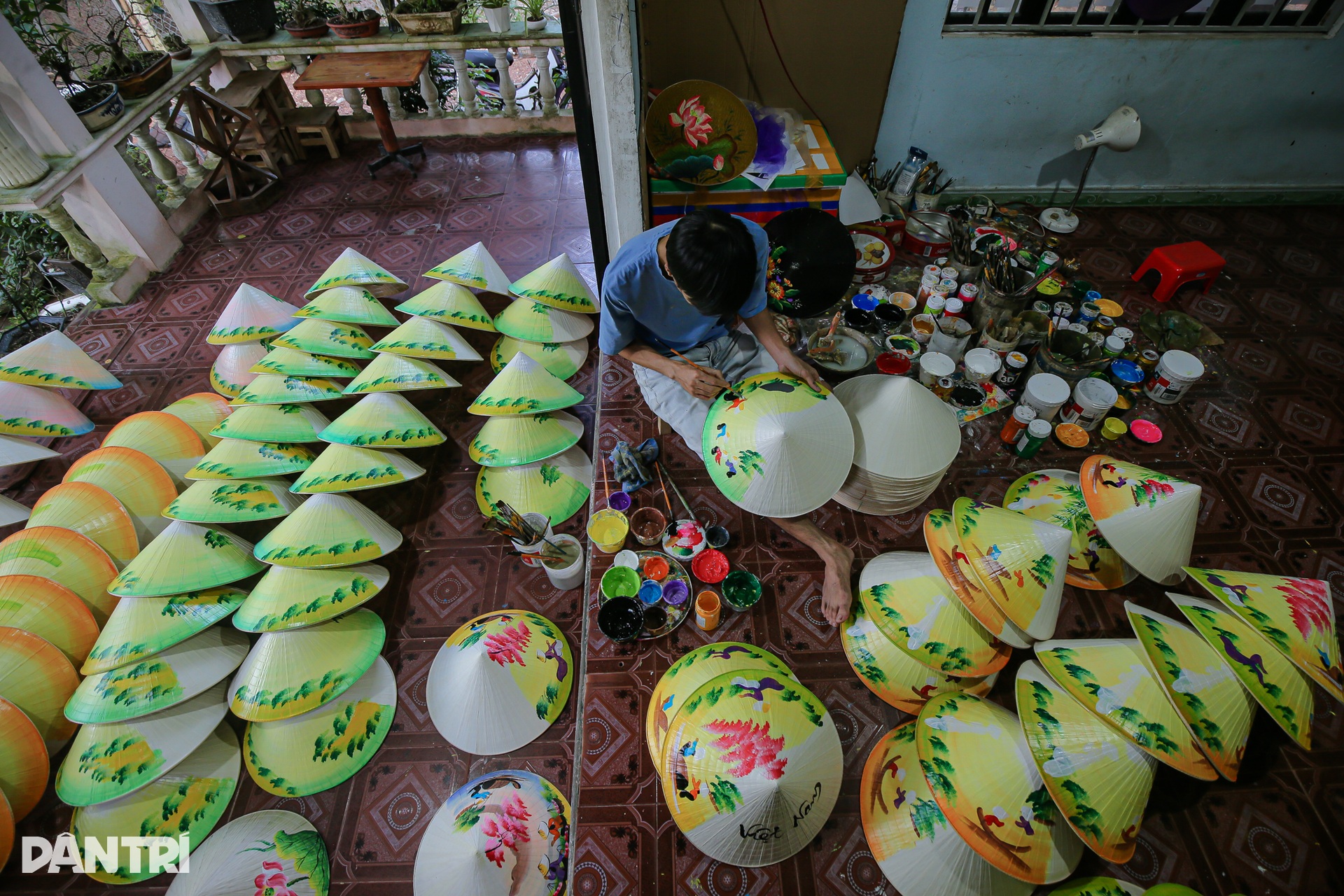 Kiếm bạc triệu từ việc hướng dẫn khách Tây vẽ cố đô Huế trên nón lá - 2 Kiếm bạc triệu từ việc hướng dẫn khách Tây vẽ cố đô Huế trên nón lá - 2