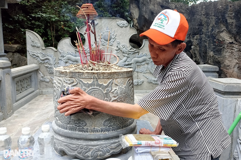 Người đàn ông 40 năm trông coi mộ vua không công - 4 Người đàn ông 40 năm trông coi mộ vua không công - 4