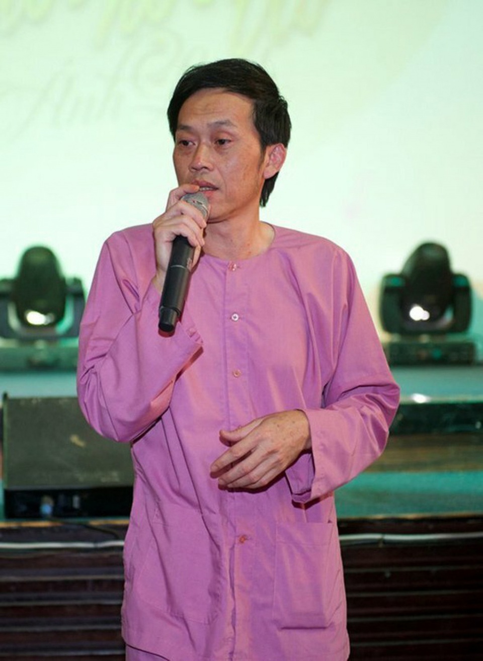 Bị tố chưa chuyển hơn 13 tỉ đồng quyên góp từ thiện, Hoài Linh lên tiếng - 1 Bị tố chưa chuyển hơn 13 tỉ đồng quyên góp từ thiện, Hoài Linh lên tiếng - 1